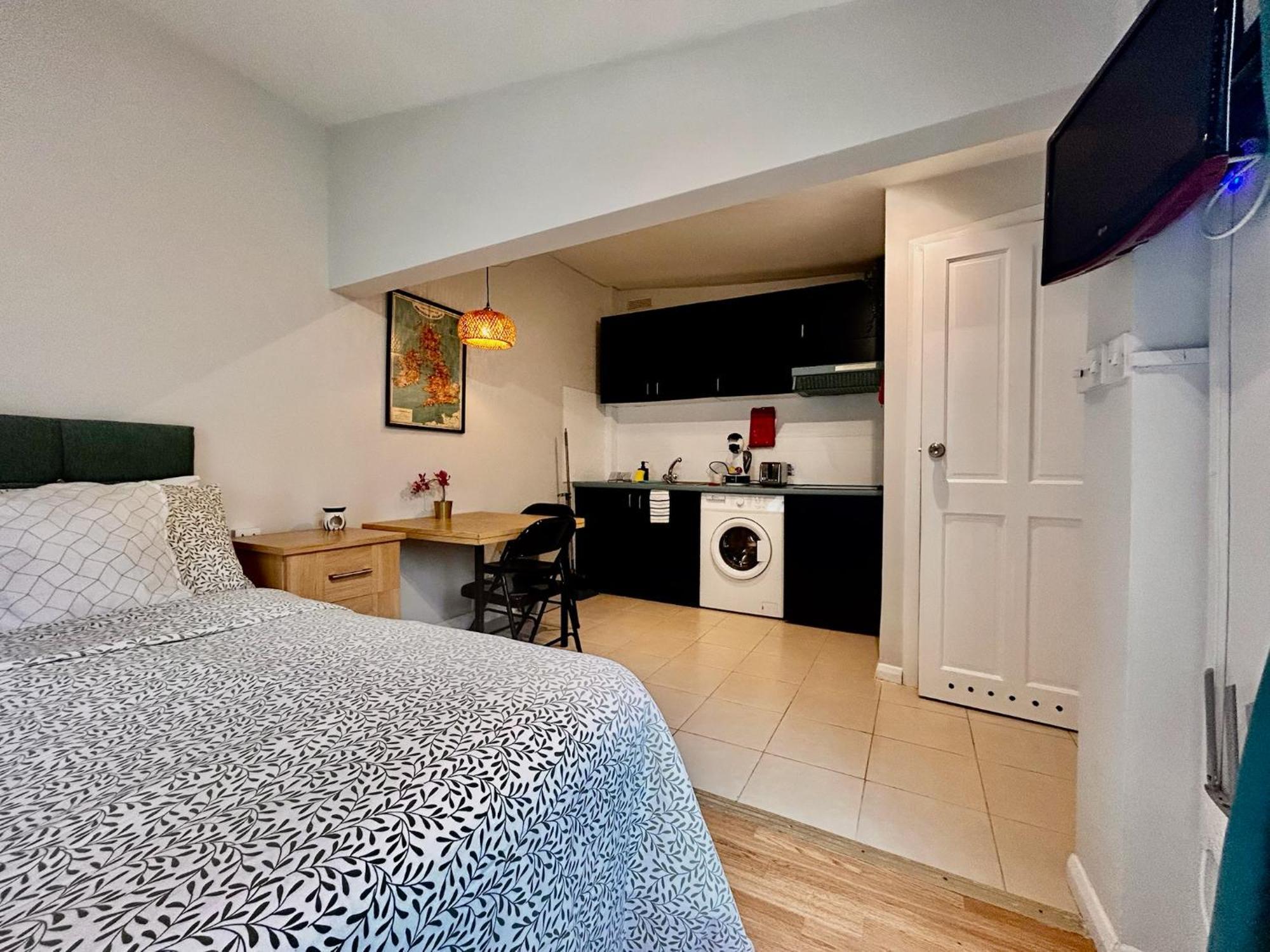 Acton Elizabeth Line Hotel London Exterior photo