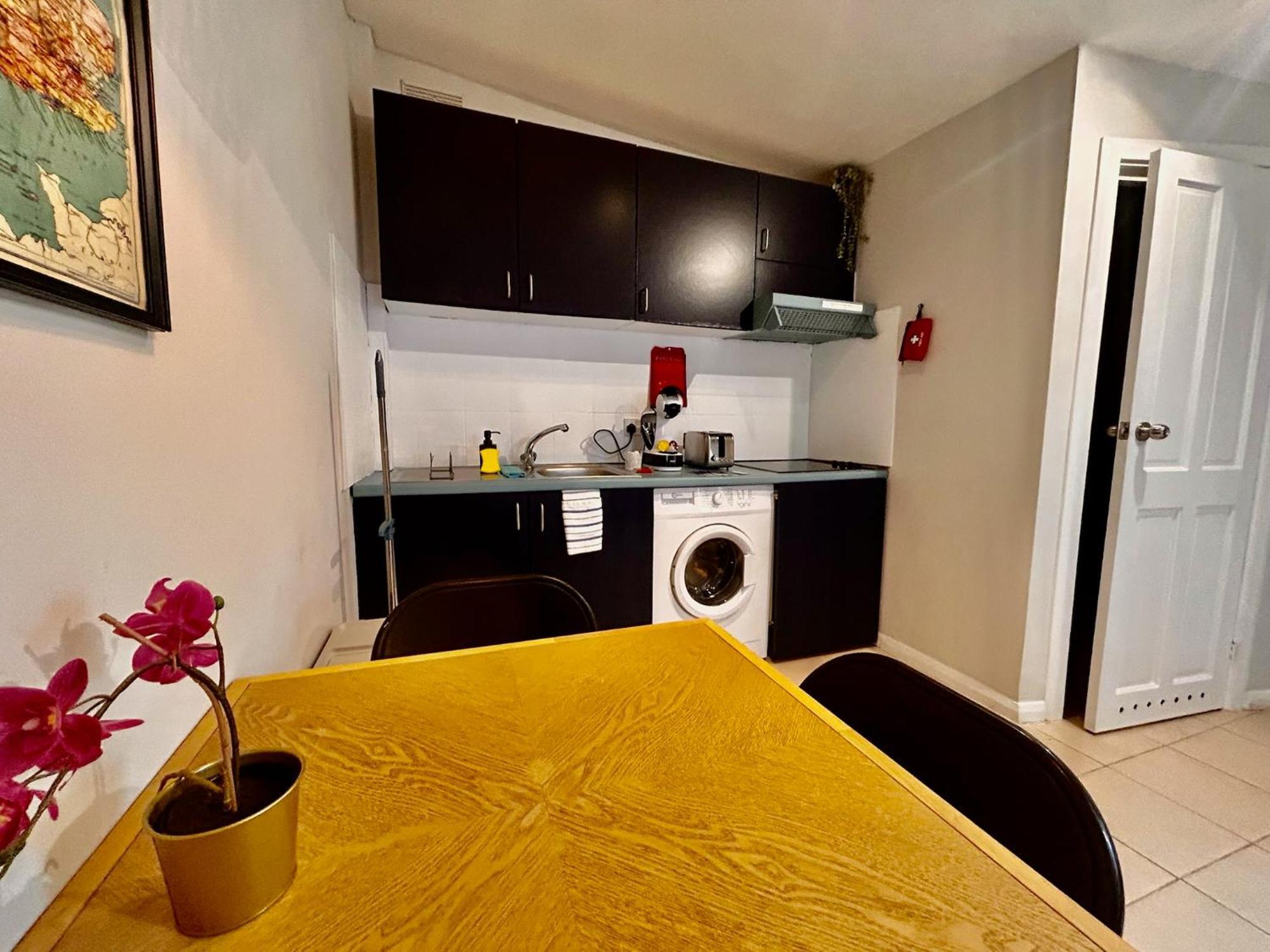 Acton Elizabeth Line Hotel London Exterior photo