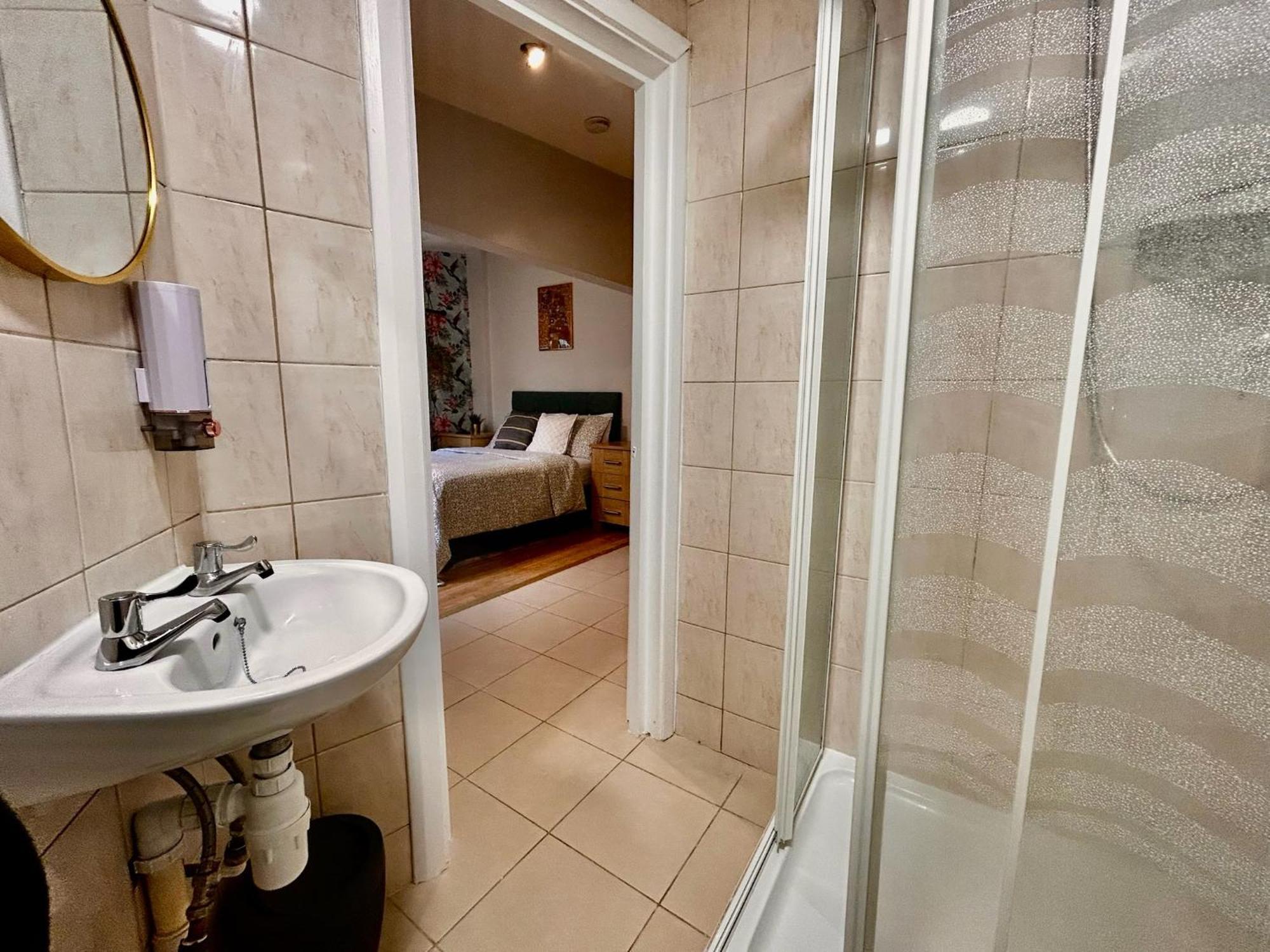 Acton Elizabeth Line Hotel London Exterior photo